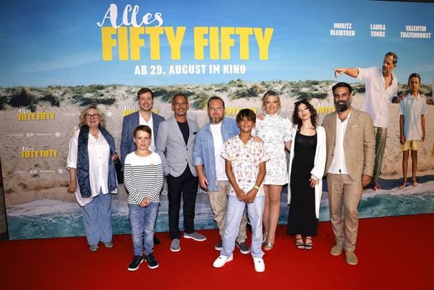 Entertainment Themen der Woche KW35 Entertainment Bilder des Tages Ramona Kunze Libnow, Bennet Guedenhaupt, David Kross, Moritz Bleibtreu, Axel Stein, Valentin Thatenhorst, Laura Tonke, Aennie Lade und Regisseur Alireza Golafshan bei der öAlles Fifty Fifty Film Premiere am 27.08.2024 in Berlin Alles Fifty Fifty Filmpremiere in Berlin *** Ramona Kunze Libnow, Bennet Guedenhaupt, David Kross, Moritz Bleibtreu, Axel Stein, Valentin Thatenhorst, Laura Tonke, Aennie Lade and director Alireza Golafshan at the All Fifty Fifty film premiere on 27 08 2024 in Berlin All Fifty Fifty film premiere in Berlin 