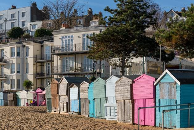 BROADSTAIRS, KENT UK - 29. JANUAR : Blick auf Strandhütten in Broadstairs am 29. Januar 2020. Zwei nicht identifizierte Personen BROADSTAIRS, KENT UK - JANUARY 29 : View of beach huts in Broadstairs on January 29, 2020. Two unidentified people Copyright: imageBROKER PhilxBird ibxiqx08714240.jpg