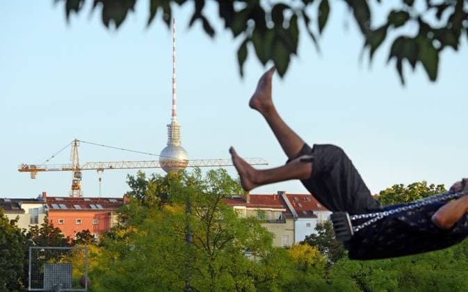 News Themen der Woche KW35 News Bilder des Tages 27.08.2024, Berlin - Deutschland. Sommer in Berlin, es wird geschaukelt, im Hintergrund der Fernsehturm. *** 27 08 2024, Berlin Germany Summer in Berlin, swinging, the TV tower in the background
