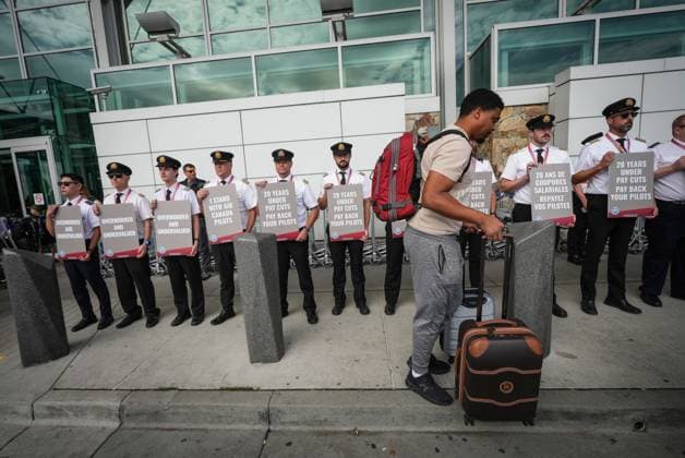 News Bilder des Tages August 27, 2024, Richmond, Bc, CANADA: Air Canada pilots hold signs during an informational picket at Vancouver International Airport in Richmond, B.C., on Tuesday, August 27, 2024. Air Canada pilots voted overwhelmingly to approve a strike mandate last week, putting them in a position to walk off the job as early as Sept. 17. The Air Line Pilots Association, which represents more than 5,400 aviators at the country s largest carrier, said the vote passed with 98 per cent support. Richmond CANADA - ZUMAc35_ 20240827_zaf_c35_024 Copyright: xDarrylxDyckx