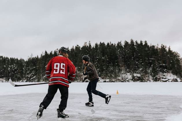 IMAGO Creative, Winter, Winterspaß, Eishockey #2 Men ice-skating on frozen lake , model released Copyright: xx , johner2512671.jpg 