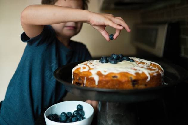 Creative Highlights Symbolbilder Boy putting the finishing touches on a blueberry cake Arlington, Virginia, United States R_SUSU21091477-829303-01 ,model released, Symbolfoto