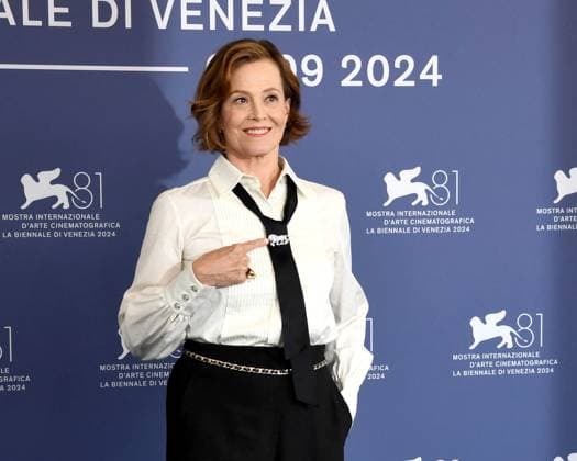 Venice, 81st Venice International Film Festival, Photocall Golden Lion for Lifetime Achievement Venice, 81st Venice International Film Festival, Photocall Golden Lion for Lifetime Achievement - Sigourney Weaver Venice Italy  Copyright: xIPA ABACAx