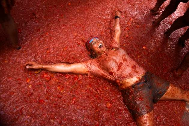 Bilder des Jahres 2024, News 08 August News Themen der Woche KW35 News Bilder des Tages Celebration of the Tomatina de Bunol 2024 A woman during the Tomatina de Bunol 2024, on August 28, 2024, in Bunol, Valencia, Valencian Community Spain Some 150,000 kilos of tomatoes prepared by the company Frutas y Verduras Massanassa arrived in six trucks yesterday, August 27, in Bunol for the celebration of the Tomatina, The tomatoes have been produced exclusively for the festival, which has been held annually on the last Wednesday of August since 1945, and since 2002 has been considered a Festival of International Tourist Interest 28 AUGUST 2024 TOMATINA FIESTA TOMATO BATALLA LAUNCHING Bunol, Valencia Valen Community Bunol, Valencia Valen Community Valen Espana  Copyright: xJorgexGilx 6177910