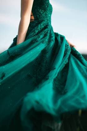 Creative Highlights Symbolbilder A close view of a teenager wearing a stunning green prom dress, focusing on the intricate lacy details and the flow of the fabric Model Released CamilleGirard_ID13413_408637_019 Copyright: xCamillexGirardx