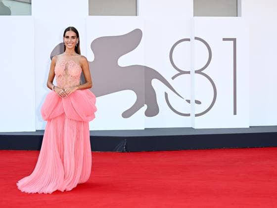 Entertainment Themen der Woche KW35 Entertainment Bilder des Tages Venice, 81st Venice International Film Festival - First evening - Opening Ceremony, Red Carpet of the Film Beetlejuice Beetlejuice . In the photo Clara Soccini  Copyright: xSimonexComix xipa-agency.netx xPoolxPhotoxEventsx04x IPA_Agency_IPA49136462