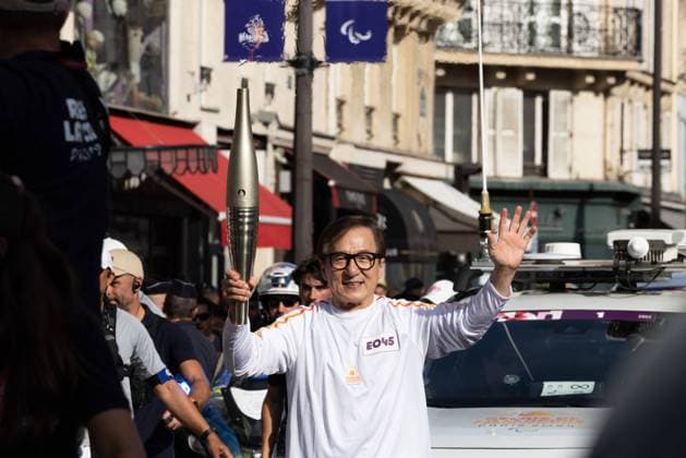 Entertainment Themen der Woche KW35 Bilder des Jahres 2024, Entertainment 08 August Entertainment Bilder des Tages Jackie Chan carries the Paralympic Games flame in Paris, rue Vieille du Temple, a few hours before the opening ceremony Jackie Chan carries the Paralympic Games flame in Paris, rue Vieille du Temple, a few hours before the opening ceremony, August 28, 2024 Jeremy Melloul Bestimage Jackie Chan carries the Paralympic Games flame in Paris, rue Vieille du Temple, a few hours before the opening ceremony, August 28, 2024 Paris France  Copyright: xJeremyxMelloulx xBestimagexJeremyxMelloulx xBestimagex