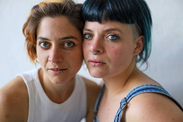 Creative Highlights Symbolbilder Close-up portrait of two adult sisters with unique physical features such as piercings and varied hair color. Both are looking at the camera, which captures the depth of their connection and emotions Model Released Gaorstudio_ID22106_646875_003 Copyright: xGaorstudiox RECORD DATE NOT STATED