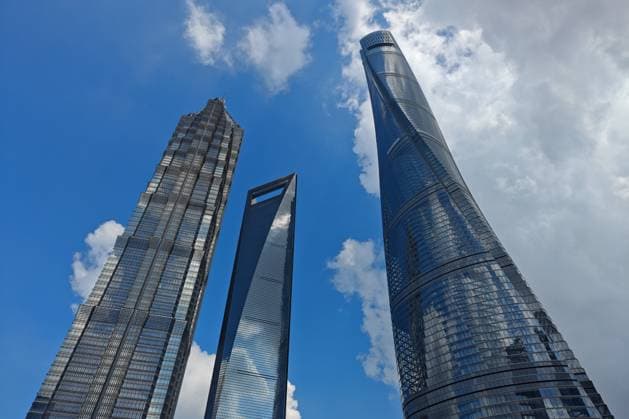 Creative Highlights World Super High-rise Landmark Building in Shanghai Shanghai Tower, World Financial Center, and Jinmao Tower are seen on Lujiazui Street in Shanghai, China, on August 28, 2024. Shanghai Shanghai China  Copyright: xCFOTOx originalFilename: cfoto-superhig240828_npbKs.jpg