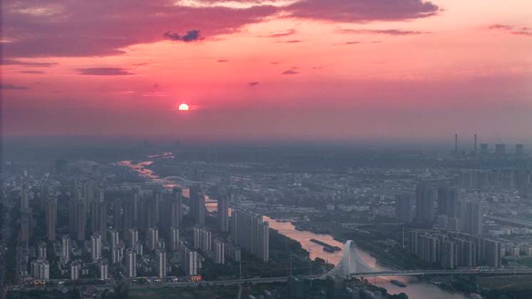 News Themen der Woche KW35 News Bilder des Tages Urban Buildings Illuminated By The Setting Sun in Huai an An aerial photo shows urban buildings illuminated by the setting sun in Huai an, Jiangsu province, China, on August 28, 2024. Huai an Jiangsu China  Copyright: xCFOTOx originalFilename: cfoto-urbanbui240828_np0ry.jpg