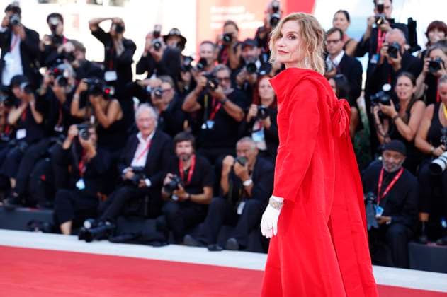 Bilder des Jahres 2024, Entertainment 08 August Entertainment Bilder des Tages Isabelle Huppert bei der Opening Ceremony mit der Premiere des Kinofilms Beetlejuice Beetlejuice auf der Biennale di Venezia 2024 81. Internationale Filmfestspiele von Venedig im Palazzo del Cinema. Venedig, 28.08.2024 *** Isabelle Huppert at the Opening Ceremony with the premiere of the feature film Beetlejuice Beetlejuice at the Biennale di Venezia 2024 81 Venice International Film Festival at the Palazzo del Cinema Venice, 28 08 2024 Foto:xD.xBedrosianx xFuturexImagex beetlejuice_4305