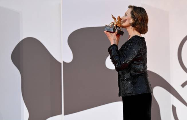 Entertainment Themen der Woche KW35 Entertainment Bilder des Tages August 28, 2024, Venice, ITALY: US actor Sigourney Weaver signs autographs after receiving the Golden Lion for Lifetime Achievement Award during the Venice International Film Festival, in Venice, Italy, 28 August 2024. The 81st edition of the Venice Film Festival runs from 28 August to 07 September 2024. ANSA ETTORE FERRARI Venice ITALY  - ZUMAa110 20240828_zaf_a110_091 Copyright: xEttorexFerrarix