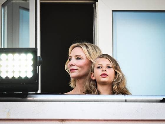 Entertainment Themen der Woche KW35 Entertainment Bilder des Tages Venice, 81st Venice International Film Festival - day 1 - Cate Blanchett on the road with her daughter Edith Venice, 81st Venice International Film Festival, Red Carpet film Beetlejuice Beetlejuice . - In the photo: CATE BLANCHETT AND HER DAUGHTER EDITH VENICE Italy  Copyright: xIPA ABACAx