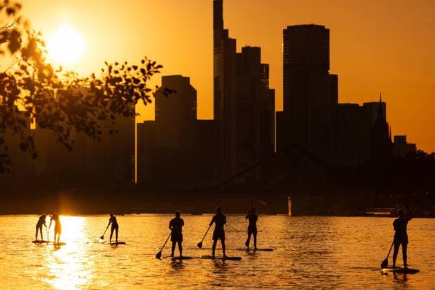 News Themen der Woche KW35 News Bilder des Tages Sonnenuntergang hinter der Frankfurter Skyline Die Sonne geht hinter der Frankfurter Bankenskyline unter. Frankfurt am Main Hessen Deutschland *** Sunset behind the Frankfurt skyline The sun sets behind the Frankfurt banking skyline Frankfurt am Main Hesse Germany 2024-08-28_ffm_skyline_paddler_02