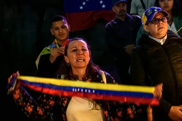 August 28, 2024, Mexico City, Mexico City, Mexico: Supporters of the Venezuelan opposition pray during a demonstration at the foot of the Monument to the Revolution, in Mexico City, where they also spoke out to demand the departure of Nicolas Maduro from power and the recognition of Edmundo Gonzalez as the virtual winner of the Venezuelan elections which took place on July 28. Mexico City Mexico - ZUMAn296 20240828_zip_n296_003 Copyright: xJorgexNunezx