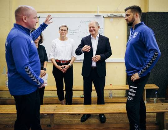 News Themen der Woche KW35 Bundeskanzler Olaf Scholz, (SPD), aufgenommen im Rahmen eines Besuchs des RC Germania in Potsdam, anlaesslich seiner Sommertour. 29.08.2024. Potsdam Deutschland *** Federal Chancellor Olaf Scholz, SPD , photographed during a visit to RC Germania in Potsdam, on the occasion of his summer tour 29 08 2024 Potsdam Germany Copyright: xFelixxZahn photothek.dex