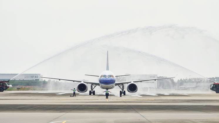 News Themen der Woche KW35 News Bilder des Tages (240829) -- GUANGZHOU, Aug. 29, 2024 -- The first C919 aircraft of China Southern Airlines receives a ceremonial water salute on its arrival at Guangzhou Baiyun International Airport in Guangzhou, south China s Guangdong Province, Aug. 29, 2024. China Southern Airlines announced on Thursday that it expects its first C919 passenger aircraft to enter commercial service by mid-September. The first C919 aircraft of the Guangzhou-based airline officially joined its fleet after landing at Guangzhou Baiyun International Airport on Thursday morning. The C919 passenger plane is scheduled to fly its maiden commercial flight from Guangzhou to Shanghai on Sept. 19. CHINA-SOUTHERN AIRLINES-C919 AIRCRAFT (CN) TianxJianchuan 