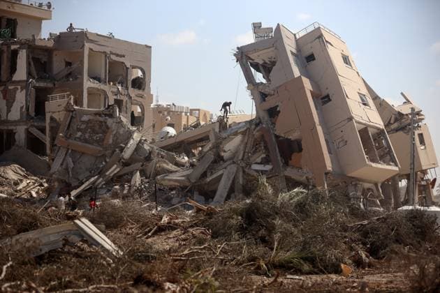 News Themen der Woche KW35 News Bilder des Tages Hamas Isreal Conflict Palestinians collect their belongings and inspect the destruction caused by Israeli airstrikes in eastern Deir al-Balah in central Gaza Strip on August 29, 2024, amid the ongoing conflict between Israel and the Palestinian Hamas movement. Gaza Palestine  Copyright: xMajdixFathix originalFilename: fathi-notitle240829_npKfe.jpg