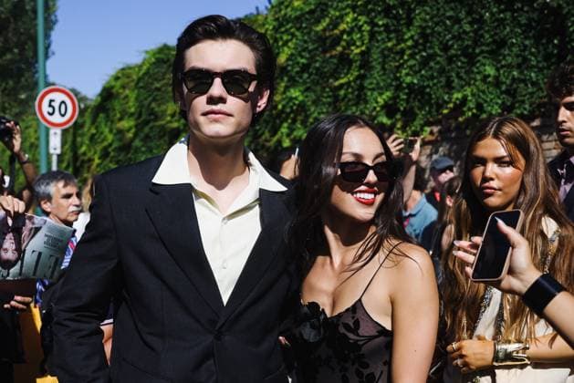 Entertainment Bilder des Tages Venice Lido, Celebrity Sightings - Olivia Rodrigo and Louis Partridge at the 81st Venice International Film Festival Lido di Venezia, Celebrity Sightings - Olivia Rodrigo and Louis Partridge at the 81st Venice International Film Festival. Pictured: Olivia Rodrigo and Louis Partridge walk hand in hand out of the Hotel Excelsior Venice on their way to the premiere of Disclaimer Venice Lido Italy  Copyright: xIPA ABACAx