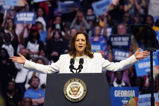 News Themen der Woche KW35 News Bilder des Tages U.S Vice President Kamala Harris delivers remarks at a campaign event in Savannah, Georgia on Thursday, August 29, 2024. Harris and running mate Governor Tim Walz launched their bus tour through Georgia and ended with the event at the Enmarket Arena. (  SAV20240829024 RichardxEllis