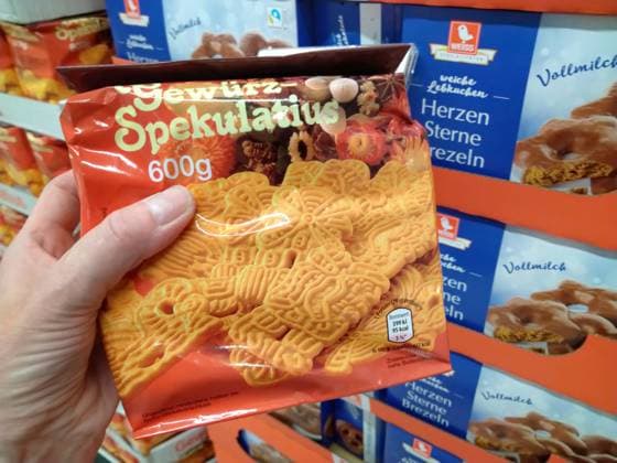 REWE - Nicht mehr lange bis Weihnachten. Weihnachtsartikel im Sortiment heute gesehen in einem REWE Markt im Raum Northeim in Niedersachsen. REWE - Einkauf in einem Supermarkt oder Discounter *** REWE Not long until Christmas Christmas articles in the assortment seen today in a REWE store in the Northeim area in Lower Saxony REWE Shopping in a supermarket or discounter