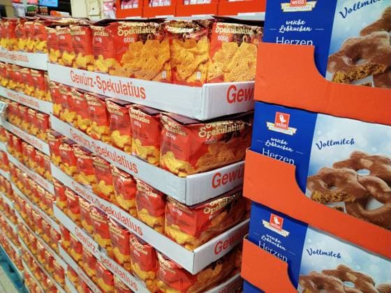 REWE - Nicht mehr lange bis Weihnachten. Weihnachtsartikel im Sortiment heute gesehen in einem REWE Markt im Raum Northeim in Niedersachsen. REWE - Einkauf in einem Supermarkt oder Discounter *** REWE Not long until Christmas Christmas articles in the assortment seen today in a REWE store in the Northeim area in Lower Saxony REWE Shopping in a supermarket or discounter
