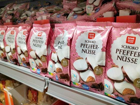 REWE - Nicht mehr lange bis Weihnachten. Weihnachtsartikel im Sortiment heute gesehen in einem REWE Markt im Raum Northeim in Niedersachsen. REWE - Einkauf in einem Supermarkt oder Discounter *** REWE Not long until Christmas Christmas articles in the assortment seen today in a REWE store in the Northeim area in Lower Saxony REWE Shopping in a supermarket or discounter