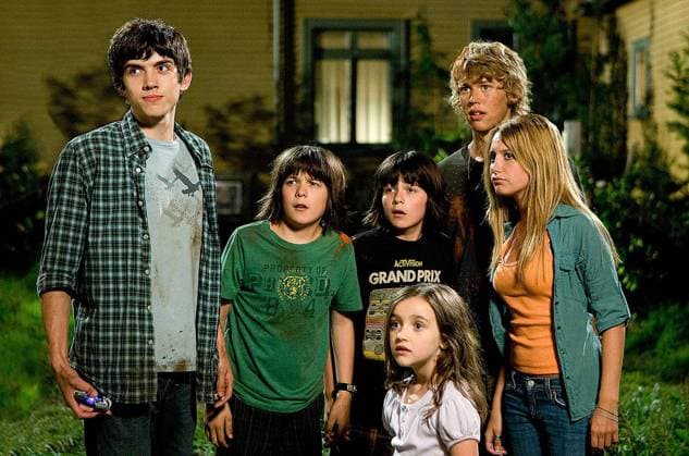 Carter Jenkins, Henri Young, Regan Young, Ashley Boettcher, Austin Butler and Ashley Tisdale in Aliens In The Attic EDITORIAL USE ONLY Copyright: xx 64645189