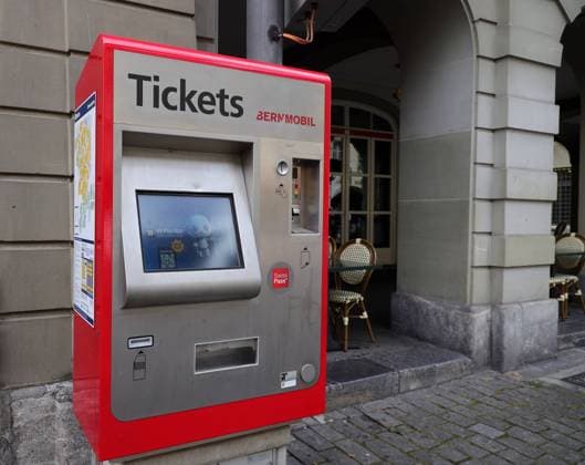 26.08.2024, Schweiz, Bern, Bus und Bahn, Ticketautomat Bern mobil, Ticket, Tickets, Bus-Ticket, Bahn-Ticket, Fahrkarten, Fahrkartenautomat, Schweiz *** 26 08 2024, Switzerland, Bern, bus and train, ticket machine Bern mobil, ticket, tickets, bus ticket, train ticket, tickets, ticket machine, Switzerland Copyright: xD.xKerlekin SnowfieldxPhotographyx SF260824BernTicketD