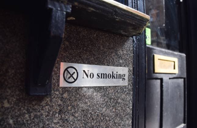 August 30, 2024, London, England, UK: A No smoking sign outside a pub in London s West End as the UK government reportedly plans to ban smoking in certain outdoor areas, including pub gardens and outdoor restaurants. London UK - ZUMAv130 20240830_zip_v130_001 Copyright: xVukxValcicx