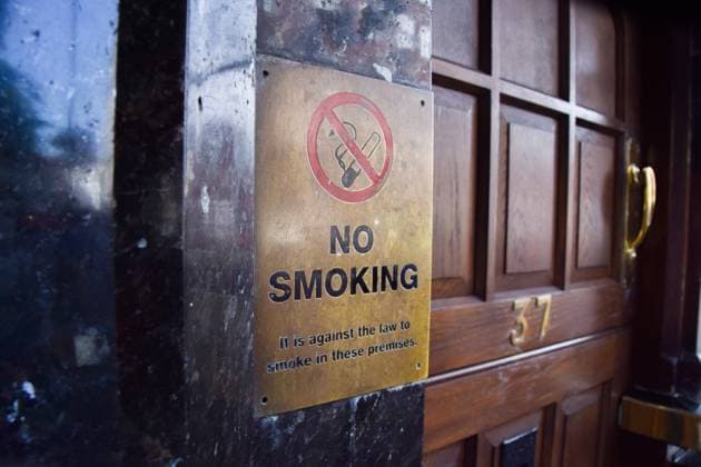 August 30, 2024, London, England, UK: A No smoking sign outside a pub in Westminster as the UK government reportedly plans to ban smoking in certain outdoor areas, including pub gardens and outdoor restaurants. London UK - ZUMAv130 20240830_zip_v130_003 Copyright: xVukxValcicx