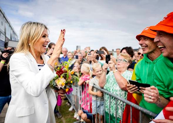 Entertainment Themen der Woche KW35 Entertainment Bilder des Tages ZUNDERT - Queen Maxima greets spectators during her visit to the preparations for flower parade Zundert. Maxima visits volunteers in three hamlets who are building floats for the flower parade. ANP SEM VAN DER WAL netherlands out - belgium out  Copyright: xx x507109648x originalFilename: 507109648.jpg