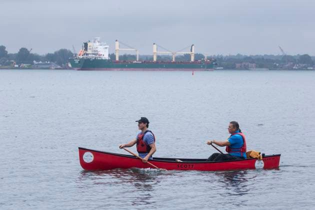 Kanada, Justin Trudeau während Kanufahrt mit Mitgliedern indigener Ethnien August 30, 2024, Sault Ste. Marie, On, Canada: Prime Minister Justin Trudeau shares a canoe with Thrive Tours owner and CEO Brad Robinson on the Saint Marys River in Sault Ste Marie, Ont., Friday, Aug., 30, 2024. Sault Ste. Marie Canada - ZUMAc35_ 20240830_zaf_c35_016 Copyright: xKennethxArmstrongx