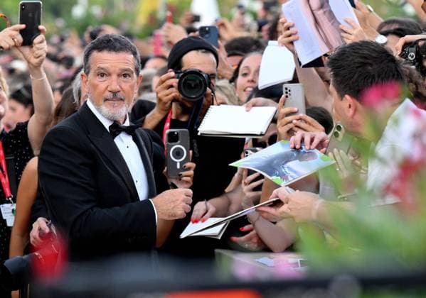 Entertainment Bilder des Tages August 30, 2024, Venice, ITALY: Spanish actor Antonio Banderas signs autographs as he arrives for the premiere of Babygirl during the 81st Venice Film Festival in Venice, Italy, 30 August 2024. The movie is presented in official competition Venezia 81 at the festival running from 28 August to 07 September 2024. ANSA ETTORE FERRARI. Venice ITALY  - ZUMAa110 20240830_zaf_a110_066 Copyright: xEttorexFerrarix