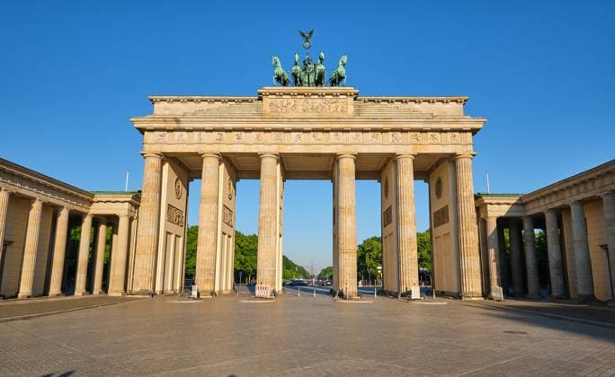 Das berühmte Brandenburger Tor in Berlin vor strahlend blauem Himmel The famous Brandenburg Gate in Berlin against a bright blue sky Copyright: imageBROKER elxeneize ibxiqx09024203.jpg