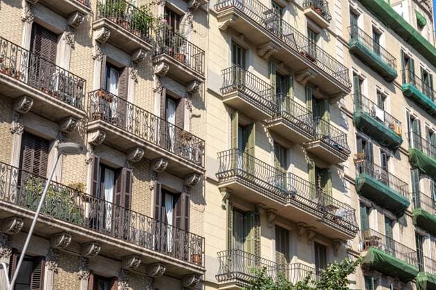 Typische Fassade eines Mehrfamilienhauses in Barcelona, Spanien, Europa Typical façade of an apartment building in Barcelona, Spain, Europe Copyright: imageBROKER elxeneize ibxiqx09025682.jpg