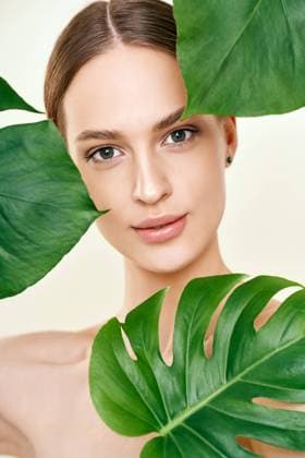 Creative Highlights Symbolbilder Close up Porträt der jungen schönen Frau mit perfekter glatter Haut in tropischen Blättern. Naturkosmetik, Hautpflege, Spakonzept Close up portrait of young beautiful woman with perfect smooth skin in tropical leaves. Natural cosmetics, skincare, spa concept Copyright: imageBROKER ViktorxGladkov ibxiqx09031045.jpg ,model released, Symbolfoto ,property released