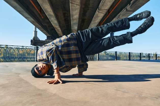 Creative Highlights Symbolbilder Junger Mann Breakdancer tanzt auf städtischen Hintergrund Durchführung akrobatische Stunts. Straßenkünstler Breakdance im Freien Young man break dancer dancing on urban background performing acrobatic stunts. Street artist breakdancing outdoors Copyright: imageBROKER ViktorxGladkov ibxiqx09031604.jpg ,model released, Symbolfoto ,property released