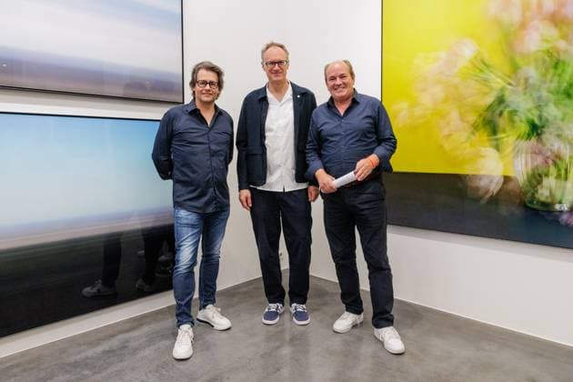 Entertainment Themen der Woche KW35 Entertainment Bilder des Tages 30.08.2024. Düsseldorf. Der Fotograf Michael Wesely, dessen Werke in vielen bedeutenden Sammlungen auf der ganzen Welt vertreten sind bei seiner Ausstellungseröffnung Michael Wesely – Works 1999-2024 in der Galerie Geuer & Geuer. In einem eindrucksvollen Querschnitt seines Schaffens der letzten 25 Jahren werden eine Vielzahl seiner Landschafts- und Architekturaufnahmen sowie Stillleben und Porträts präsentiert. Hier v. li.: Galerist Dirk Geuer, Michael Wesely, Moderator Wolfram Kons. Düsseldorf Galerie Geuer & Geuer Nordrhein-Westfalen Deutschland *** 30 08 2024 Düsseldorf Photographer Michael Wesely, whose works are represented in many important collections around the world, at his exhibition opening Michael Wesely - Works 1999 2024 at