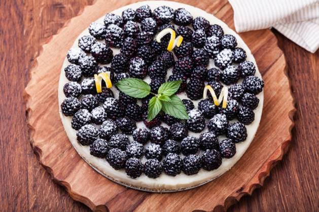 Torte mit Brombeeren und Schlagsahne Tart with blackberry and whipped cream Copyright: imageBROKER SergheixPlatonov ibxiqx09048759.jpg
