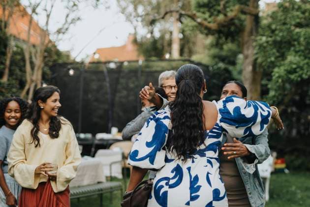 IMAGO Creative, Lifestyle, Feste im Garten #2 Family members greeting each other during social gathering in back yard Sweden, Gothenburg, model released, property released Copyright: xMaskotx, MA111601