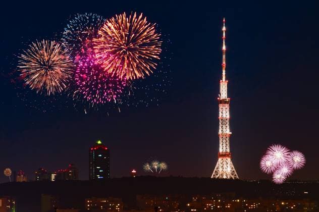 Der Kiewer Fernsehturm in der Neujahrsnacht Kiev s TV tower, the New Year night Copyright: imageBROKER AlainxdexMaximy ibxiqx09072023.jpg
