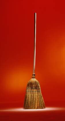 Ein nostalgischer Besen, prominent auf rotem Untergrund A nostalgic broom, prominent on a red background Copyright: imageBROKER UwexMoser ibxiqx09119810.jpg ,model released, Symbolfoto ,property released