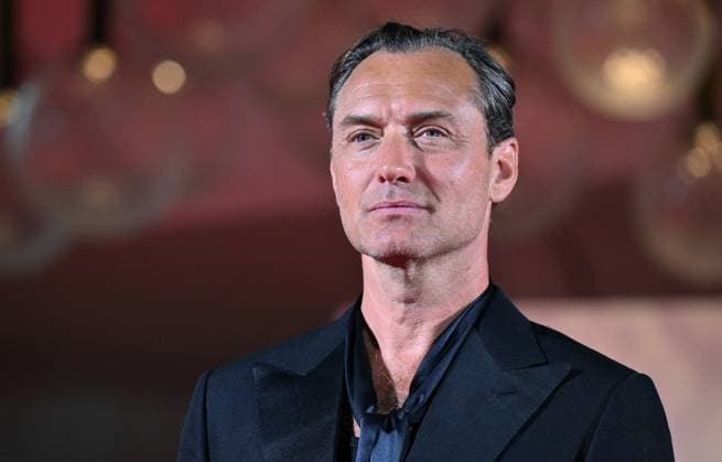 Entertainment Themen der Woche KW35 Entertainment Bilder des Tages August 31, 2024, Venice, ITALY: British actor Jude Law arrives for the premiere of The Order during the 81st Venice Film Festival in Venice, Italy, 31 August 2024. The movie is presented in official competition Venezia 81 at the festival running from 28 August to 07 September 2024. ANSA ETTORE FERRARI. Venice ITALY  - ZUMAa110 20240831_zaf_a110_126 Copyright: xEttorexFerrarix