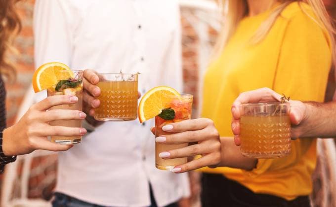 Fröhliche Männer und Frauen stoßen auf der Party mit Fruchtcocktails an und bringen einen Toast aus Happy men and women clinking glasses of fruit cocktails and proposing toast during the party Copyright: imageBROKER DashaxPetrenko ibxiqx09195338.jpg ,model released, Symbolfoto ,property released