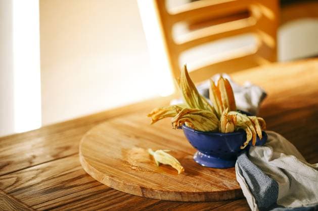 IMAGO Creative, Food, Zucchiniblüten Frische Zucchiniblüten aus der Nähe in der Küche, köstlich Fresh close up zucchini flowers at the kitchen, delicious Copyright: imageBROKER DashaxPetrenko ibxiqx09195961.jpg