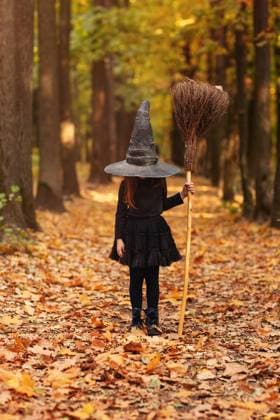 Nette glückliche kleine rothaarige Mädchen in Hexenkostüm gekleidet stehend mit Besen über Herbst Wald Hintergrund mit Kopie Raum, hält ihren Hut mit den Händen. Urlaub von Halloween Feier Konzept Cute happy little redhaired girl dressed in witch costume standing with broom over autumn forest background with copy space, holding her hat with hands. Holiday of halloween celebration concept Copyright: imageBROKER DashaxPetrenko ibxiqx09195979.jpg ,model released, Symbolfoto ,property released