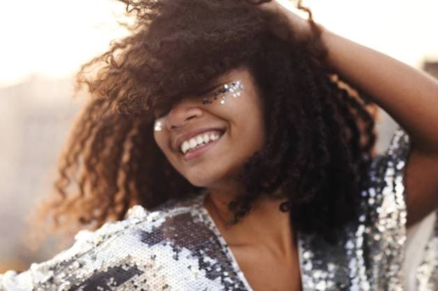 Creative Highlights Symbolbilder Porträt einer überglücklichen, glamourösen afroamerikanischen Frau mit Glitzer im Gesicht in einem silbernen Paillettenkleid, die eine Party oder Veranstaltung im Freien genießt, eine gemischtrassige Frau in festlicher Kleidung mit geschlossenen Augen, die sich glücklich fühlt Portrait of overjoyed glamour african american woman with glitter on face in silver sequin dress enjoying outdoor party or event, mixed-race female in festive wear with eyes closed feeling happy Copyright: imageBROKER DashaxPetrenko ibxiqx09198654.jpg ,model released, Symbolfoto ,property released