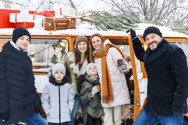 Glückliche Familie von Reisenden in Minivan liegen zusammen bei offenen hinteren Türen und lächelnd in die Kamera. Fröhliche Gruppe von Menschen Reisen Winter verschneite Natur, verbringen Neujahr und Weihnachten Urlaub im Freien Happy family of travelers in minivan lying together at open rear doors and smiling at camera. Joyful group of people traveling winter snowy nature, spending New Year and Xmas holidays outdoors Copyright: imageBROKER DashaxPetrenko ibxiqx09199357.jpg ,model released, Symbolfoto ,property released