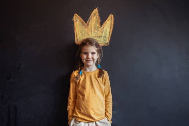 Creative Highlights Symbolbilder Niedliches kleines Mädchen mit zwei Zöpfen hat Spaß Kreidezeichnung der Krone auf dunklem Hintergrund durch ihren Kopf Cute little girl with two braids having fun. Chalk drawing of the crown on dark background by her head Copyright: imageBROKER DashaxPetrenko ibxiqx09199407.jpg ,model released, Symbolfoto ,property released